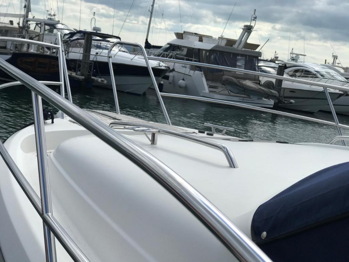 Отель Adelphi B A Delightful 6 Berth Boat Лимингтон Экстерьер фото